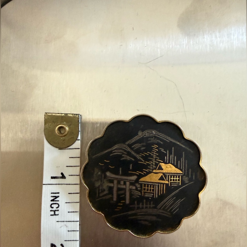 Vintage Amita Japanese Damascene brooch Scalloped Black and Gold tone - Picture 4 of 11